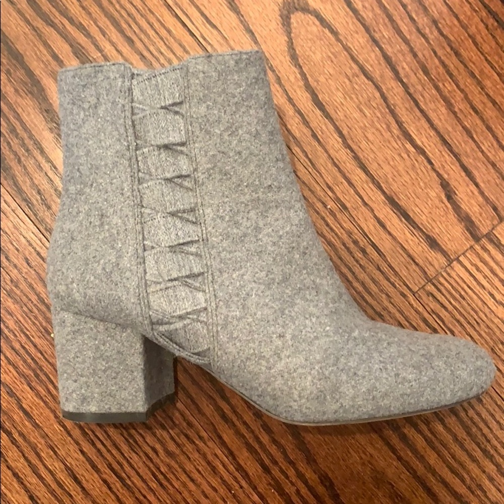 Nine West Gray Bootie w/ Zipper S: 8.5! Like new!
